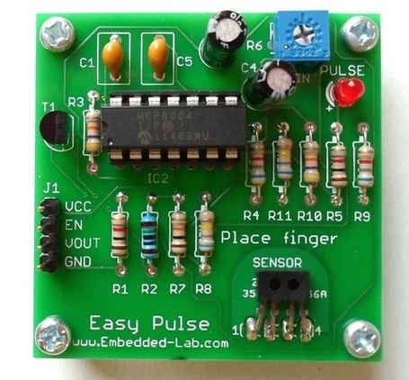 Placa de circuito impreso verde con serigrafía: Easy Pulse, www.Embedded-Lab.com, Place finger, SENSOR, PULSE y las referencias de los componentes.
